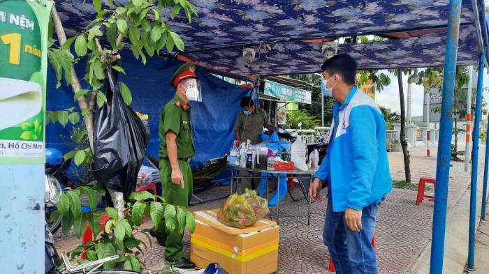 Quỹ tiếp tục trao các nhu yếu phẩm cho cán bộ nhân viên và các chốt kiểm dịch trên địa bàn TP.Hồ Chí Minh (01/08/2021)